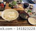 新鮮捕撈的竹莢魚刺身套餐 141823228