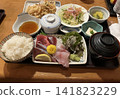 在人氣餐廳享用生魚片套餐 141823229