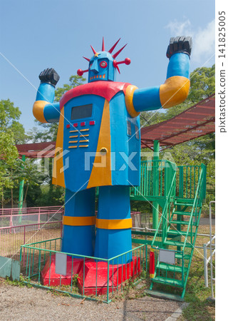 在藍天之下,矗立著一座巨大的復古機器人遊樂場,它是這座保留著昭和時代復古氛圍的遊樂園的標誌性建築。 在藍天之下,矗立著一座巨大的復古機器人遊樂場,它是這座保留著昭和時代復古氛圍的遊樂園的標誌性建築。 141825005