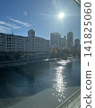 清晨的陽光灑在品川運河上，波光粼粼，從橋上望去景色宜人。 141825060