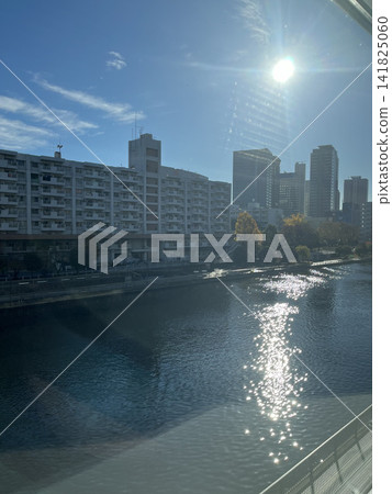 清晨的陽光灑在品川運河上,波光粼粼,從橋上望去景色宜人。 清晨的陽光灑在品川運河上,波光粼粼,從橋上望去景色宜人。 141825060