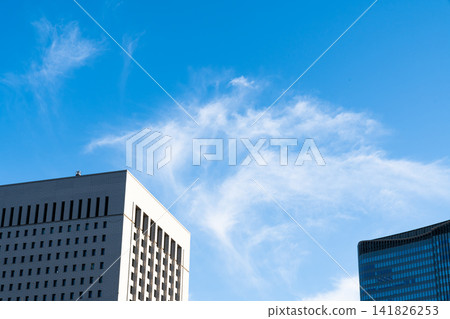 令人耳目一新的藍天和摩天大樓 令人耳目一新的藍天和摩天大樓 141826253