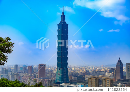 2015 年從香山自然步道看到的台北街景。 141828264