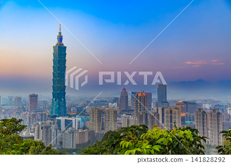 2015 年從香山自然步道看到的台北街景。 2015 年從香山自然步道看到的台北街景。 141828292