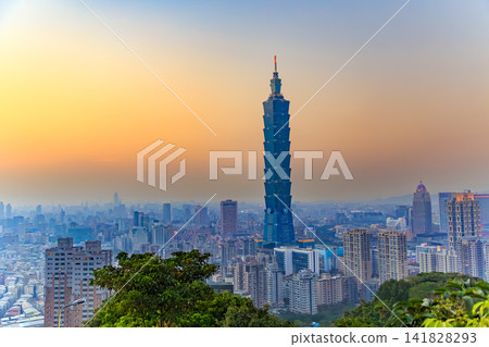 2015 年從香山自然步道看到的台北街景。 2015 年從香山自然步道看到的台北街景。 141828293
