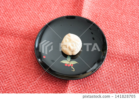 傳統日式甜點,盛放在優雅的黑色盤子裡。 傳統日式甜點,盛放在優雅的黑色盤子裡。 141828705