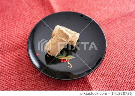 傳統的五花寶點心擺放在日式點心盤中,看起來非常漂亮。 傳統的五花寶點心擺放在日式點心盤中,看起來非常漂亮。 141828726