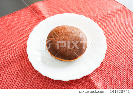 A fluffy dorayaki with a refreshing lemon scent. A fluffy dorayaki with a refreshing lemon scent. 141828741