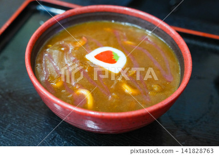 一碗熱氣騰騰、濃稠的日式咖哩烏龍麵。 一碗熱氣騰騰、濃稠的日式咖哩烏龍麵。 141828763