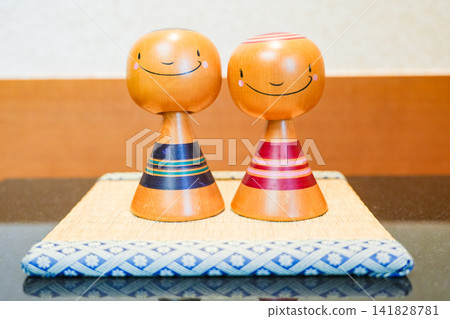 A pair of smiling kokeshi dolls (overall) A pair of smiling kokeshi dolls (overall) 141828781