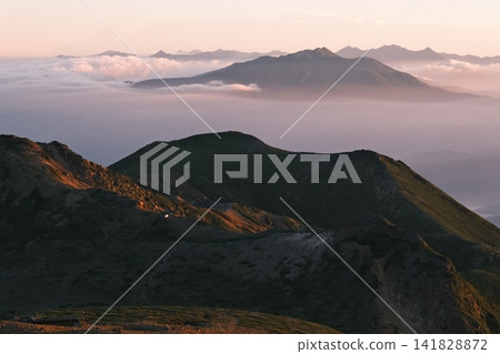 晨曦初露,陽光照亮了層巒疊嶂的山脈,構成了一幅美麗的山巒晨景。 晨曦初露,陽光照亮了層巒疊嶂的山脈,構成了一幅美麗的山巒晨景。 141828872