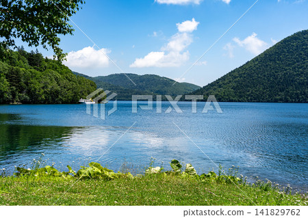 鹿別湖湖水清澈見底,環境清幽,宛如仙境。 鹿別湖湖水清澈見底,環境清幽,宛如仙境。 141829762
