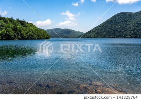 鹿別湖,一個擁有清澈湖水、靜謐無聲的神祕湖泊。 鹿別湖,一個擁有清澈湖水、靜謐無聲的神祕湖泊。 141829764