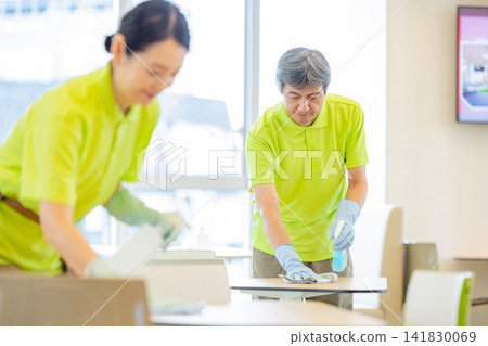 咖啡館的清潔工(男女資深員工) 咖啡館的清潔工(男女資深員工) 141830069
