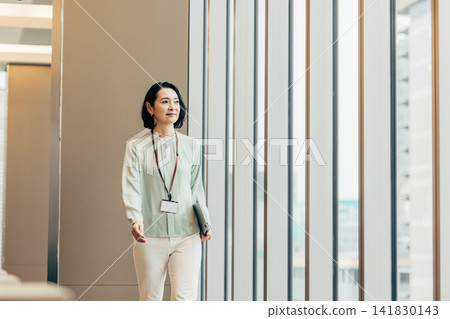 筆記本電腦業務的女人 141830143