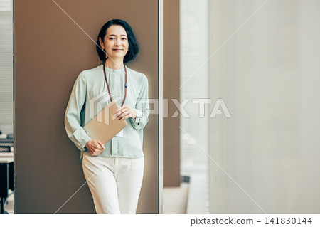 筆記本電腦業務的女人 筆記本電腦業務的女人 141830144