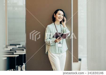 打電話給的女商人 打電話給的女商人 141830146