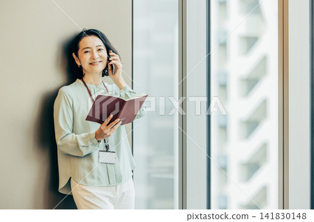 打電話給的女商人 打電話給的女商人 141830148