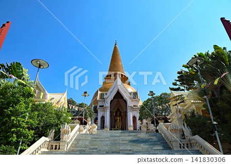 The massive stupa of Phra Pathom Chedi in Nakhon Pathom, Thailand The massive stupa of Phra Pathom Chedi in Nakhon Pathom, Thailand 141830306