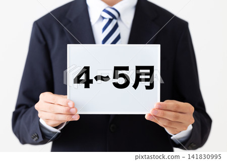 四月或五月,一位身穿西裝的年輕男商務人士手持白板。 四月或五月,一位身穿西裝的年輕男商務人士手持白板。 141830995