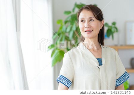 在客廳裡放鬆的高級女子 141831145