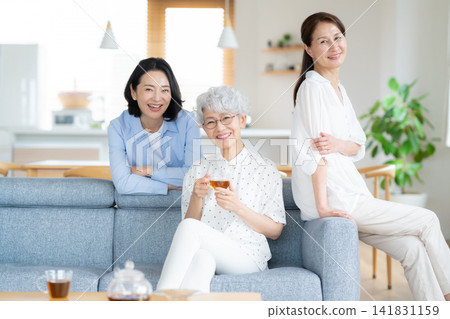 老婦人們和朋友們一起享受下午茶時光 141831159
