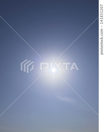 太陽周圍出現了一圈光暈,映襯著蔚藍的天空。 太陽周圍出現了一圈光暈,映襯著蔚藍的天空。 141831207