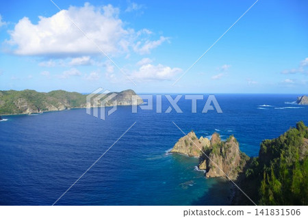 從小笠原群島父島的觀景台上看到的大海和天空。 從小笠原群島父島的觀景台上看到的大海和天空。 141831506