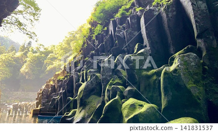 Columnar jointing formed in the valley of the Gokase River by pyroclastic flows (pumice flows) from the massive eruption of Mount Aso. (Takachiho Gorge/Miyazaki Prefecture) 141831537