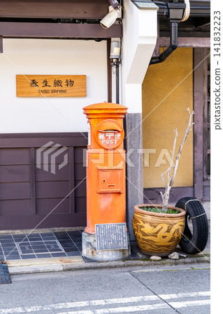 京都新町通:屬於歷史悠久的大成紡織店的傳統京都町屋,以及一個圓形郵筒(1 型圓形郵筒)。 京都新町通:屬於歷史悠久的大成紡織店的傳統京都町屋,以及一個圓形郵筒(1 型圓形郵筒)。 141832223