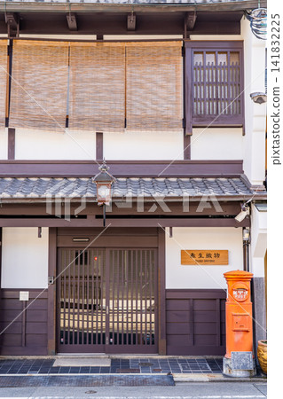 京都新町通:屬於歷史悠久的大成紡織店的傳統京都町屋,以及一個圓形郵筒(1 型圓形郵筒)。 京都新町通:屬於歷史悠久的大成紡織店的傳統京都町屋,以及一個圓形郵筒(1 型圓形郵筒)。 141832225