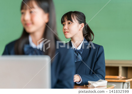 身穿校服的女中學生和女高中生正在使用電腦和平板電腦學習。 141832599
