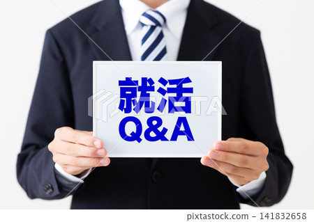 身穿西裝的年輕男性商務人士,手持一塊白板,上面有求職問答部分。 身穿西裝的年輕男性商務人士,手持一塊白板,上面有求職問答部分。 141832658