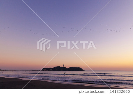 湘南久幻沼海灘的夜空,以及江之島。 湘南久幻沼海灘的夜空,以及江之島。 141832660