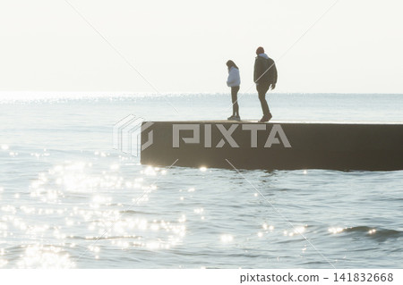 人們在湘南郡久元沼海灘的引吉川河口堤岸上消磨時光。 人們在湘南郡久元沼海灘的引吉川河口堤岸上消磨時光。 141832668