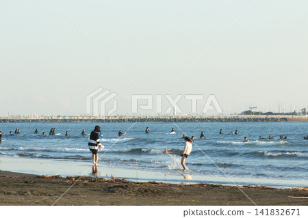 傍晚時分,人們在湘南久根沼海灘邊享受海邊時光。 傍晚時分,人們在湘南久根沼海灘邊享受海邊時光。 141832671