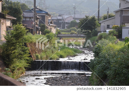 城鎮景觀,包括住宅區、河流和橋樑。 城鎮景觀,包括住宅區、河流和橋樑。 141832905