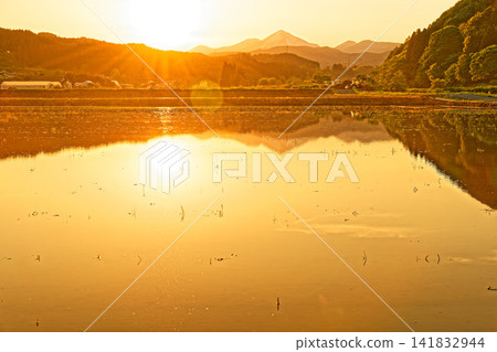 Snow-covered Hakkoda Mountains: Rice paddies and farmers Snow-covered Hakkoda Mountains: Rice paddies and farmers 141832944