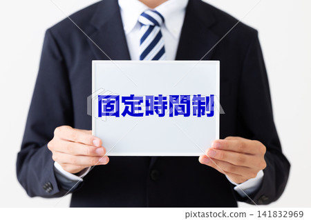 一位身穿西裝的年輕商人，手邊有一塊寫著固定行程的白板。 141832969