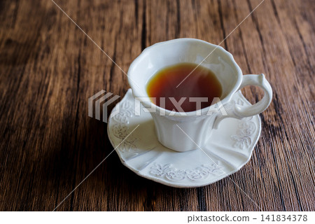 茶倒入杯中 141834378