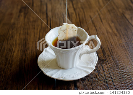 用茶包泡茶。 用茶包泡茶。 141834380