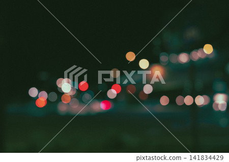 一張模糊的夜間路燈照片,燈光泛著綠光。 一張模糊的夜間路燈照片,燈光泛著綠光。 141834429