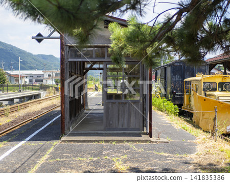 Platform 1 of Hatto Station on the Wakasa Railway, where a wooden waiting room stands. Platform 1 of Hatto Station on the Wakasa Railway, where a wooden waiting room stands. 141835386