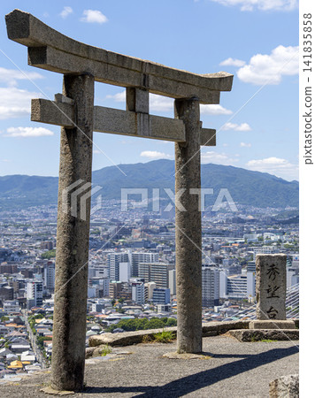 五月山觀景台上的神社鳥居 五月山觀景台上的神社鳥居 141835858
