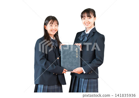 高中女生手持畢業證書(畢業,畢業典禮) 高中女生手持畢業證書(畢業,畢業典禮) 141835936