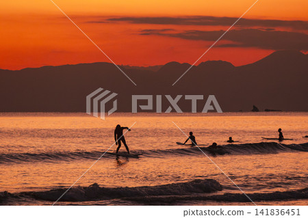 在湘南餛飩海灘享受日落衝浪 141836451