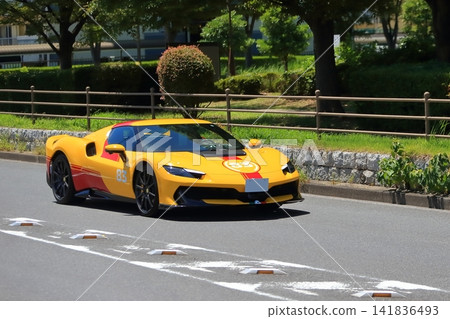 一輛黃色義大利跑車的圖片 一輛黃色義大利跑車的圖片 141836493
