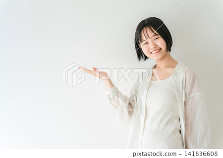 一名面帶微笑的高中生、一名穿著休閒服的國中女生和一名站在白色背景上的女子(訊息、介紹,此處) 一名面帶微笑的高中生、一名穿著休閒服的國中女生和一名站在白色背景上的女子(訊息、介紹,此處) 141836608
