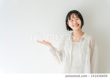 一名面帶微笑的高中生、一名穿著休閒服的國中女生和一名站在白色背景上的女子(訊息、介紹,此處) 一名面帶微笑的高中生、一名穿著休閒服的國中女生和一名站在白色背景上的女子(訊息、介紹,此處) 141836609