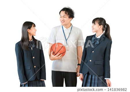 一位男老師拿著籃球,一位女學生穿著西裝外套。 一位男老師拿著籃球,一位女學生穿著西裝外套。 141836982